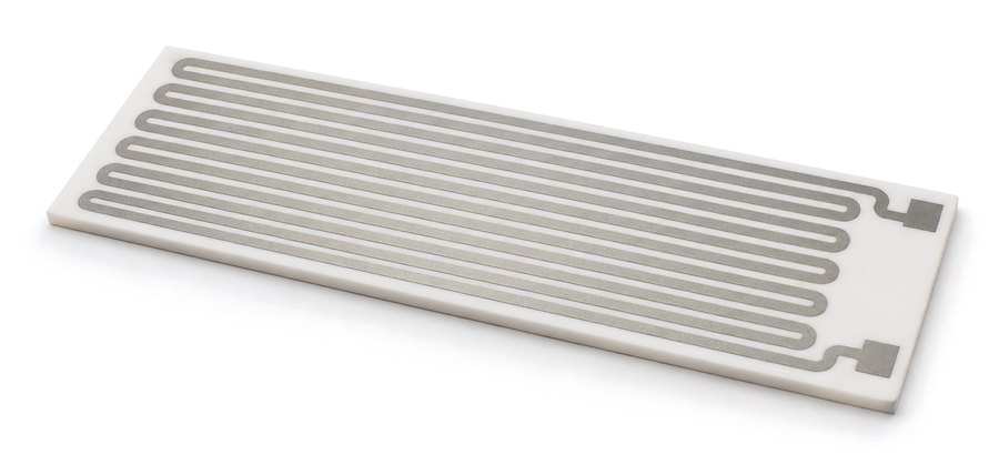 Ceramic Heater 실제 제품 — 흰색 세라믹 기판에 지그재그 발열 회로를 형성한 각형 히터